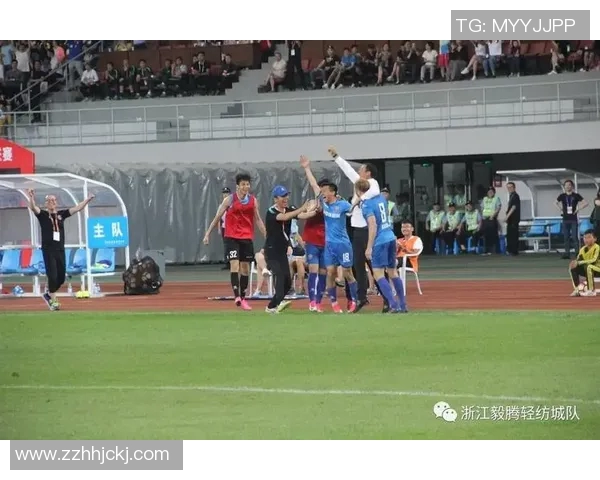 重庆足球队与杭州足球队赛后复盘分析双方状态及表现对比